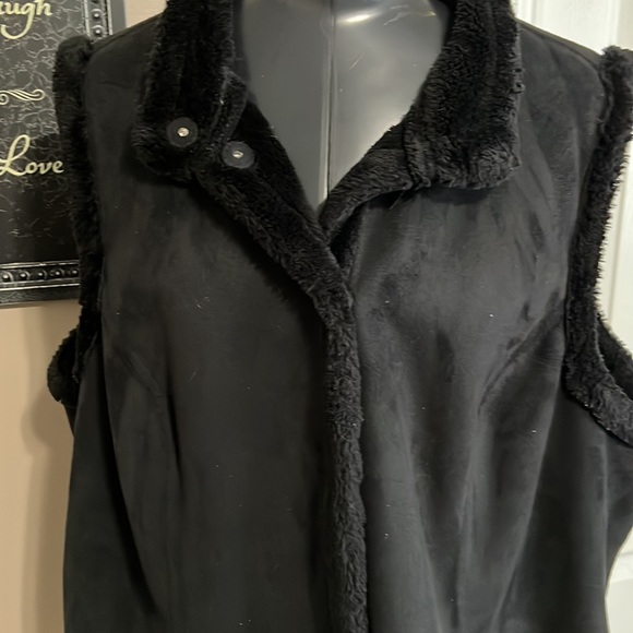 Denim & Company Black Suede/Fur Vest - Picture 2 of 4